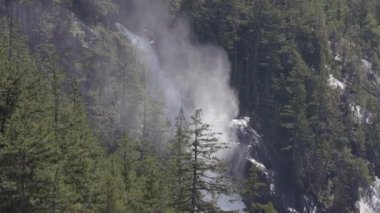 Kanada Doğa Manzarası 'nda dağdan inen Şelale' nin Hava Zoom Manzarası. Ağır çekim. Shannon Falls Squamish, British Columbia, Kanada 'da. Sinematik Pan