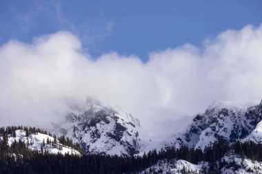 Gökyüzü Pilot Dağı karla kaplı. Kanada Peyzaj Doğa Arkaplanı. Squamish, British Columbia, Kanada. Güneşli Gün