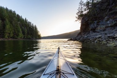 Belcarra, Vancouver, BC, Kanada yakınlarındaki Indian Arm 'da kayak yaparken. Güneşli Günbatımı. Macera Yolculuğu Konsepti