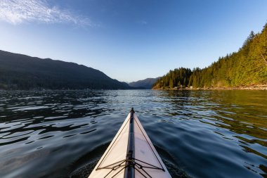 Belcarra, Vancouver, BC, Kanada yakınlarındaki Indian Arm 'da kayak yaparken. Güneşli Günbatımı. Macera Yolculuğu Konsepti