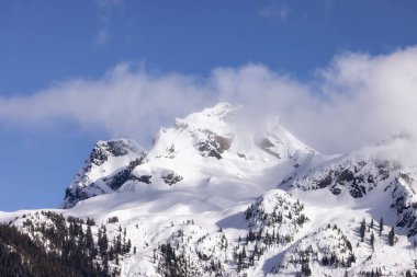 Gökyüzü Pilot Dağı karla kaplı. Kanada Peyzaj Doğa Arkaplanı. Squamish, British Columbia, Kanada. Güneşli Gün