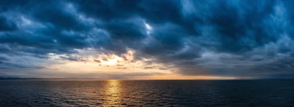 在太平洋西海岸的暴风雨中 云雾笼罩 不列颠哥伦比亚省 加拿大 夕阳西下全景 — 图库照片