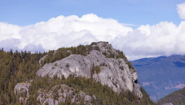 Rocky Sziklák Chief Mountain Squamish Ben Kanada Természet Háttér Napsütés — Stock Fotó