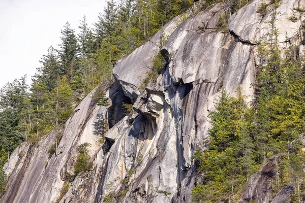 Rocky Cliffs Chief Mountain Squamish Canada Nature Background Sunny Day — Stock Photo, Image