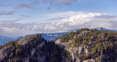 Rocky uçurumları Squamish, BC, Kanada 'daki Chief Mountain' da. Doğa Arkaplanı. Güneşli bir gün.