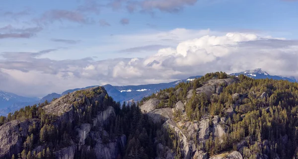 位于加拿大不列颠哥伦比亚省斯卡拉米什的高山上的岩石悬崖 自然背景 阳光灿烂 — 图库照片