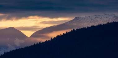 Dramatik Günbatımında Dağ manzarası üzerinde renkli Kabarık Bulutlar. Vancouver, British Columbia, Kanada.