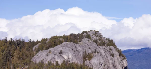 Felsige Klippen Chief Mountain Squamish Kanada Natur Hintergrund Sonniger Tag — Stockfoto