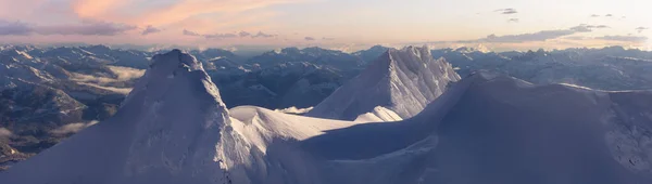 Вид Повітря Вкриту Снігом Гору Канадське Ландшафтне Тло Біля Скваміша — стокове фото