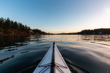 Belcarra, Vancouver, BC, Kanada yakınlarındaki Indian Arm 'da kayak yaparken. Güneşli Günbatımı. Macera Yolculuğu Konsepti