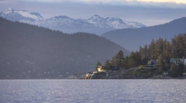 Arkaplanda Kanada Dağ Manzarası olan Horseshoe Körfezi. Batı Vancouver, British Columbia, Kanada.