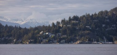 Arkaplanda Kanada Dağ Manzarası olan Horseshoe Körfezi. Batı Vancouver, British Columbia, Kanada.