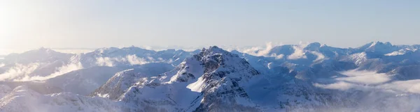 カナダの自然景観の雪に覆われた山の頂上 空中パノラマ カナダブリティッシュコロンビア州バンクーバー周辺 — ストック写真