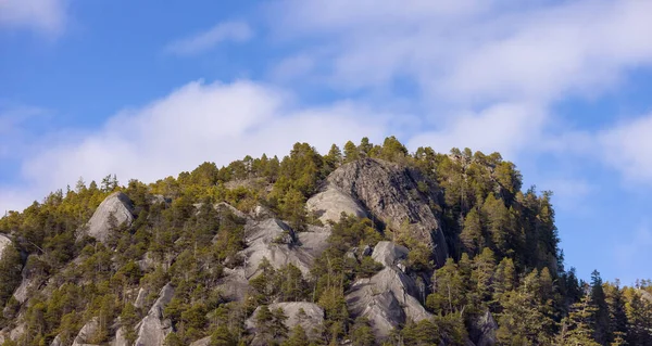 カナダ Bc州スカミッシュのチーフマウンテンのロッキー崖 自然背景 晴れた日 — ストック写真