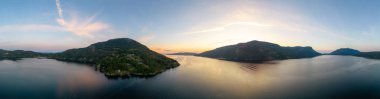 Pasifik Okyanusu 'nun batı kıyısındaki adaların havadan panoramik görüntüsü. Güneşli Gündoğumu Gökyüzü. Maple Bay, Vancouver Adası, British Columbia, Kanada.