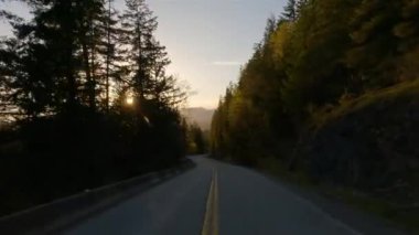 Duffey Lake Yolu, Lillooet 'tan Pemberton' a, British Columbia, Kanada. Dağ Vadisinde Manzaralı Otoyol. Güneşli Günbatımı Gökyüzü
