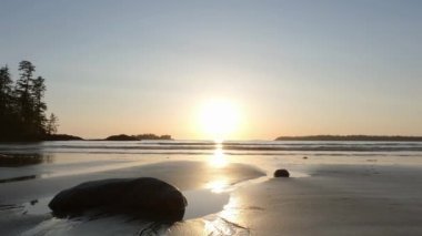 Pasifik Okyanusu 'nun batı kıyısındaki Sandy Beach Sunset' te. Tofino ve Ucluelet yakınlarında, Vancouver Adası, BC, Kanada. Kanada Doğa Arkaplanı. Sinematik