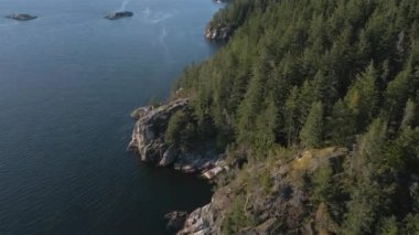Rocky Shore, Pasifik Okyanusu 'nun batı kıyısında Sunset' te. Hava Sineması Manzarası. Deniz Feneri Parkı, Batı Vancouver, İngiliz Kolombiyası, Kanada.