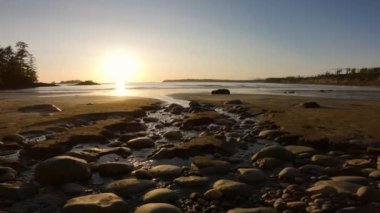 Pasifik Okyanusu 'nun batı kıyısındaki Sandy Beach Sunset' te. Tofino ve Ucluelet yakınlarında, Vancouver Adası, BC, Kanada. Kanada Doğa Arkaplanı. Sinematik