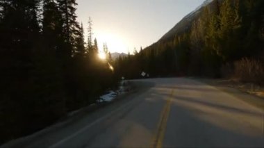 Duffey Lake Yolu, Lillooet 'tan Pemberton' a, British Columbia, Kanada. Dağ Vadisinde Manzaralı Otoyol. Güneşli Günbatımı Gökyüzü