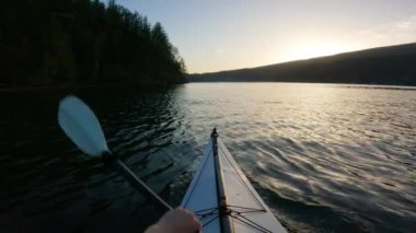 Belcarra, Vancouver, BC, Kanada yakınlarındaki Indian Arm 'da kayak yaparken. Güneşli Günbatımı. Macera Yolculuğu Konsepti