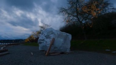 Rocky Sahili ve Pasifik Okyanusu 'nun batı kıyısındaki White Rock İskelesi. Dramatik Bulutlu Günbatımı Gökyüzü. Vancouver, British Columbia, Kanada.