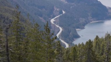 Squamish, BC, Kanada 'daki Sea' den Sky Highway 'e hava görüntüsü. Parlak güneşli bir gün. Yakınlaştır. Yavaş Sinema Sineması