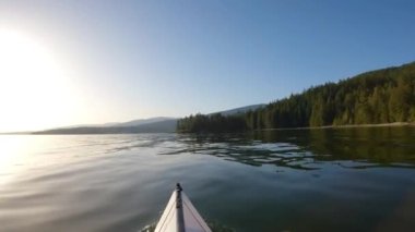 Belcarra, Vancouver, BC, Kanada yakınlarındaki Indian Arm 'da kayak yaparken. Güneşli Günbatımı. Macera Yolculuğu Konsepti