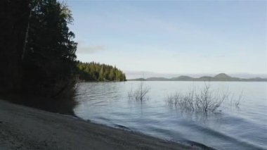 Kanada Dağ Manzarası ve Göl manzarası. Vancouver Adası, British Columbia, Kanada 'da çekilmiş. Doğa Arkaplanı. Sinematik