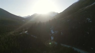 Lillooet 'tan Pemberton, British Columbia, Kanada' ya kadar Duffey Lake Road 'un havadan görüntüsü. Dağ Vadisinde Manzaralı Otoyol. Güneşli Günbatımı