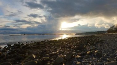 Rocky Sahili ve Pasifik Okyanusu 'nun batı kıyısındaki White Rock İskelesi. Dramatik Bulutlu Günbatımı Gökyüzü. Vancouver, British Columbia, Kanada.