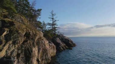 Rocky Shore, Pasifik Okyanusu 'nun batı kıyısında Sunset' te. Hava Sineması Manzarası. Deniz Feneri Parkı, Batı Vancouver, İngiliz Kolombiyası, Kanada.