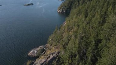 Rocky Shore, Pasifik Okyanusu 'nun batı kıyısında Sunset' te. Hava Sineması Manzarası. Deniz Feneri Parkı, Batı Vancouver, İngiliz Kolombiyası, Kanada.
