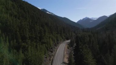 Lillooet 'tan Pemberton, British Columbia, Kanada' ya kadar Duffey Lake Road 'un havadan görüntüsü. Dağ Vadisinde Manzaralı Otoyol. Güneşli bir akşam.