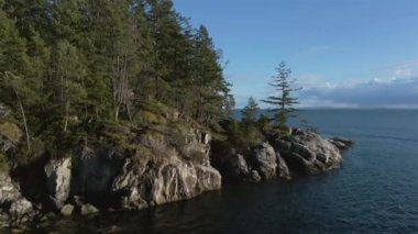 Rocky Shore, Pasifik Okyanusu 'nun batı kıyısında Sunset' te. Hava Sineması Manzarası. Deniz Feneri Parkı, Batı Vancouver, İngiliz Kolombiyası, Kanada.