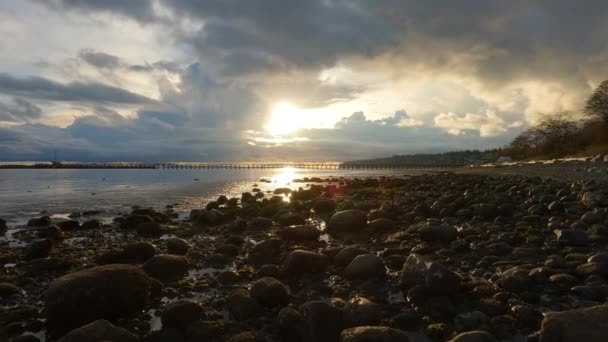 太平洋西海岸的落基海滩和白岩码头 戏剧化的云彩落日 加拿大不列颠哥伦比亚省温哥华 — 图库视频影像