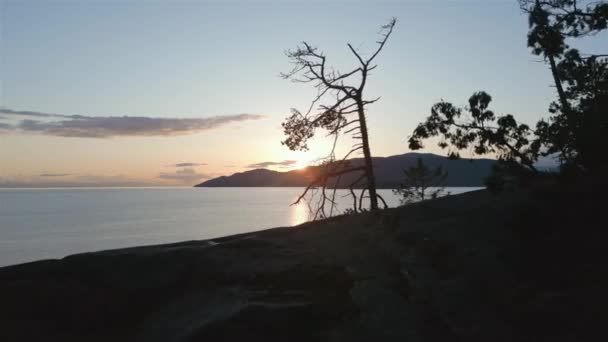 太平洋西海岸落日落山的落基海岸 空中电影视图 加拿大不列颠哥伦比亚省温哥华西部灯塔公园 — 图库视频影像