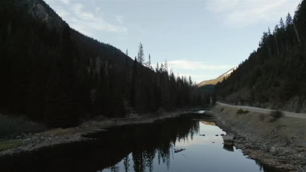 Fiume Nel Paesaggio Montano Canadese Durante Tramonto Soleggiato Aereo Cinematografico — Video Stock