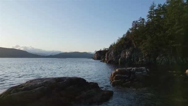 Felsige Küste Der Westküste Des Pazifischen Ozeans Bei Sonnenuntergang Aerial — Stockvideo