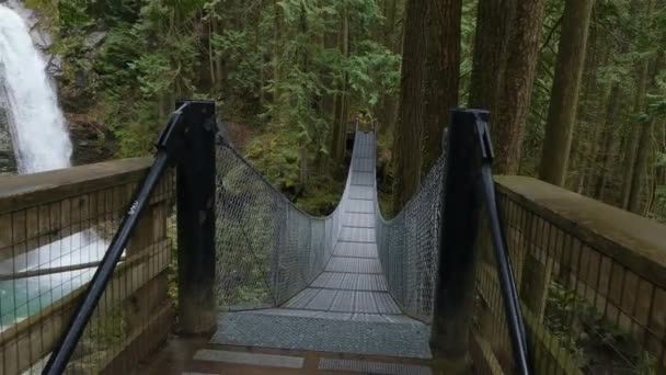加拿大绿地雨林瀑布下的悬索桥 加拿大不列颠哥伦比亚省温哥华东部任务附近的瀑布瀑布 慢动作电影 — 图库视频影像