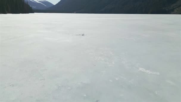 Mrożone Jezioro Lodowcowe Kanadyjskim Krajobrazie Górskim Słoneczny Dzień Wiosny Zdalny — Wideo stockowe