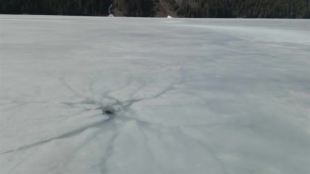 Zmrazené Ledovcové Jezero Kanadské Horské Krajině Slunečný Jarní Den Vzdálený — Stock video