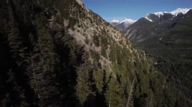 Güneşli gün batımında Kanada Dağ manzarası. Hava sineması. Pemberton ve Lillooet arasında, British Columbia, Kanada.