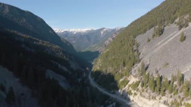 Lillooet 'tan Pemberton, British Columbia, Kanada' ya kadar Duffey Lake Road 'un havadan görüntüsü. Dağ Vadisinde Manzaralı Otoyol. Güneşli bir akşam.