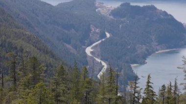 Squamish, BC, Kanada 'daki Sea' den Sky Highway 'e hava görüntüsü. Parlak güneşli bir gün. Yakınlaştır. Yavaş Sinema Sineması