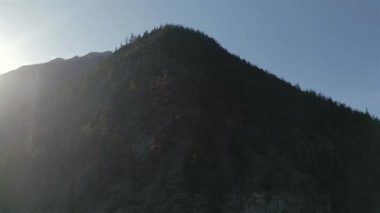 Güneşli gün batımında Kanada Dağ manzarası. Hava sineması. Pemberton ve Lillooet arasında, British Columbia, Kanada.