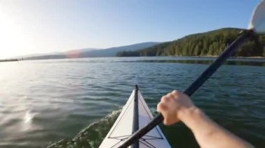 Belcarra, Vancouver, BC, Kanada yakınlarındaki Indian Arm 'da kayak yaparken. Güneşli Günbatımı. Macera Yolculuğu Konsepti