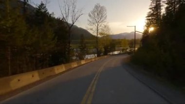 Duffey Lake Yolu, Lillooet 'tan Pemberton' a, British Columbia, Kanada. Dağ Vadisinde Manzaralı Otoyol. Güneşli Günbatımı Gökyüzü