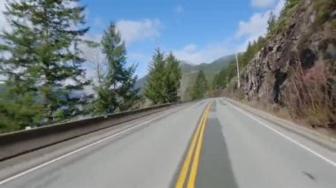 Kanada doğasında Port Alberni 'den Tofino' ya Manzaralı Yol. Pacific Rim Hwy, Vancouver Adası, British Columbia, Kanada.