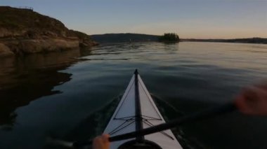 Belcarra, Vancouver, BC, Kanada yakınlarındaki Indian Arm 'da kayak yaparken. Güneşli Günbatımı. Macera Yolculuğu Konsepti